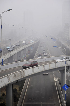 Heavy fog covers the flyover in Jinan, capital of east China's Shandong Province, on January 31, 2009.