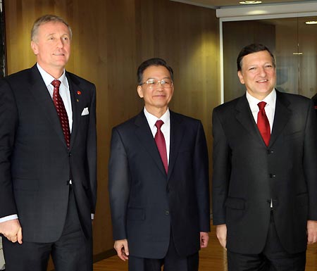 Chinese Premier Wen Jiabao (C) poses with European Commission President Jose Manuel Barroso (R) and Prime Minister of the Czech Republic Mirek Topolanek, whose country currently holds the rotating European Union presidency, following his talks with Barroso at EU headquarters in Brussels, Belgium, on January 30, 2009.