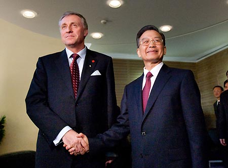 Chinese Premier Wen Jiabao (R) shakes hands with Prime Minister of the Czech Republic Mirek Topolanek, whose country currently holds the rotating European Union presidency, at EU headquarters in Brussels, Belgium, on January 30, 2009. 