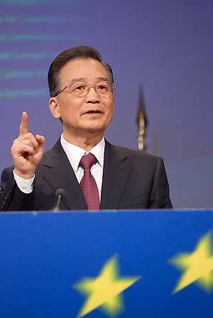 Chinese Premier Wen Jiabao speaks at a joint press conference with European Commission President Jose Manuel Barroso held after their talks at European Union headquarters in Brussels, Belgium, on January 30, 2009. 