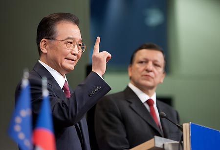 Chinese Premier Wen Jiabao (L) speaks as European Commission President Jose Manuel Barroso listens at the joint press conference held after their talks at European Union headquarters in Brussels, Belgium, on January 30, 2009. 