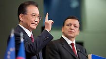 Chinese Premier Wen Jiabao (L) speaks as European Commission President Jose Manuel Barroso listens at the joint press conference held after their talks at European Union headquarters in Brussels, Belgium, on January 30, 2009.