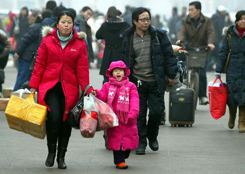 A mother and her daughter are to take train at the Jinan Railway Station in eastern Shandong Province on Friday, January 30, 2009.