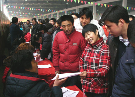 Jobseekers attend a job fair held in Fanchang, east China&apos;s Anhui Province, on January 31, 2009. There were lots of job fairs held, providing job opportunities to migrant workers at the end of the Spring Festival holidays, in different places of Anhui Province, one of the main sources of migrant workers in China.