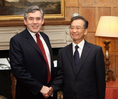 Chinese Premier Wen Jiabao (R) shakes hands with British Prime Minister Gordon Brown during the dinner Brown hosts for him at the British prime minister's official residence on the outskirts of London Jan. 31, 2009. Chinese Premier Wen Jiabao arrived in London on Jan. 31 for a three-day visit to Britain. (Xinhua/Lan Hongguang)