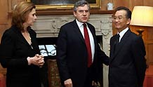 Chinese Premier Wen Jiabao (1st R) talks with British Prime Minister Gordon Brown and his wife during the dinner Brown hosts for Wen at the British prime minister's official residence on the outskirts of London on January 31, 2009. Chinese Premier Wen Jiabao arrived in London on January 31 for a three-day visit to Britain.