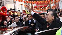 Chinese Premier Wen Jiabao (R Front) meets with overseas Chinese and send greetings to them for the Chinese lunar New Year in the Chinatown of London on January 31, 2009. Chinese Premier Wen Jiabao arrived in London on January 31 for a three-day visit to Britain.