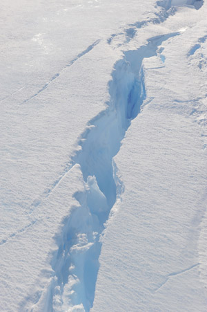 Picture taken on January 31, 2009 shows a crack in the Dulk glacier in Antarctica.