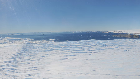 Picture taken on January 31, 2009 shows a lot of cracks at the end of the Dulk glacier in Antarctica.