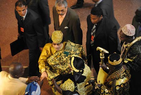 Libyan leader Muammar al-Qathafi(C) arrives at the conference center of the United Nations' Economic Commission of Africa(ECA) prior to the opening ceremony of the 12th AU Summit in Addis Ababa, capital of Ethiopia, on February 2, 2009.