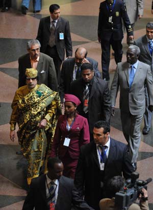 Libyan leader Muammar al-Qathafi(L) arrives at the conference center of the United Nations' Economic Commission of Africa(ECA) prior to the opening ceremony of the 12th AU Summit in Addis Ababa, capital of Ethiopia, on February 2, 2009.
