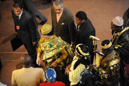 Libyan leader Muammar al-Qathafi(C) arrives at the conference center of the United Nations' Economic Commission of Africa(ECA) prior to the opening ceremony of the 12th AU Summit in Addis Ababa, capital of Ethiopia, on February 2, 2009.