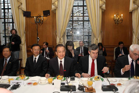 British Prime Minister Gordon Brown (2nd R Front) and visiting Chinese Premier Wen Jiabao (C Front) attend a breakfast with guests from the academic and financial circles at 10 Downing Street in London on February 2, 2009. [Xinhua]