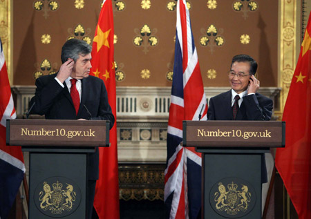 British Prime Minister Gordon Brown (L) and visiting Chinese Premier Wen Jiabao meet the press in London, Britain, on February 2, 2009. [Xinhua]