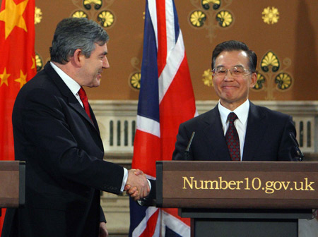 British Prime Minister Gordon Brown (L) and visiting Chinese Premier Wen Jiabao meet the press in London, Britain, on February 2, 2009. [Xinhua]