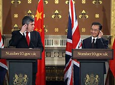 British Prime Minister Gordon Brown (L) and visiting Chinese Premier Wen Jiabao meet the press in London, Britain, on February 2, 2009. [Xinhua]