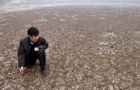 Photo taken on February 2, 2009 shows the droughty reservoir in Yiyang County of Luoyang City, central China's Henan Province.