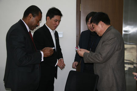Li Jiaming (R1), president of CnDG and executive president of CIIC, welcomes Sam Savou (L1), trade representative of the Pacific Islands Forum Trade Office in China (PIFTO), and Eddie Yuan (L2), investment development manager of PIFTO. The guests visited the headquarters of CnDG in Beijing on December 24, 2008.