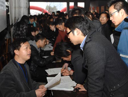 Jobseekers inquire about job information at a job fair held in Xinyu, east China's Jiangxi Province, on February 3, 2009.