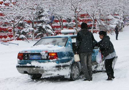 A heavy snowfall hits Altay area in northwest China's Xinjiang Uygur Autonomous Region on February 3, 2009, causing inconvenience to traffic.