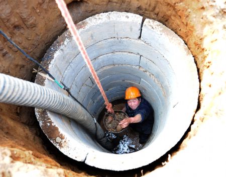 Workers sink a well at Baishu Township in Ruyang County of Luoyang City, central China's Henan Province, on February 4, 2009. The city had received a reduced effective rainfall since October 2008, almost 80 percent less than in the same period of previous years. The local government has allocated some 25 million yuan (US$3.65 million) for drought relief and crops protection.