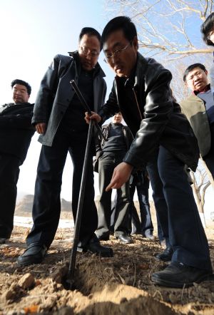 Government officials from agricultural department check drought status in the farmland of Taiping township of Huining County, northwest China's Gansu Province. The county has suffered from serious drought since September 2008 with about 150,667 hektares of farmland and 184,000 people and 326,000 livestocks short of water.