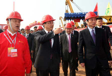 Chinese Vice Premier Li Keqiang (C, front) inspects the construction site during the opening ceremony of the construction of the eastern segment of the country's second West-East natural gas pipeline in Shenzhen City, south China's Guangdong Province, on February 7, 2009. Li annouced the start of the construction.