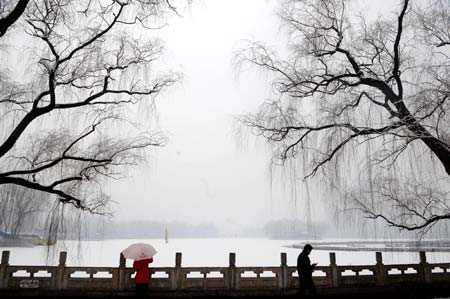 People enjoy snow view in Taiyuan, capital of north China's Shanxi Province, on February 8, 2009. A snowfall hit Taiyuan on Sunday.