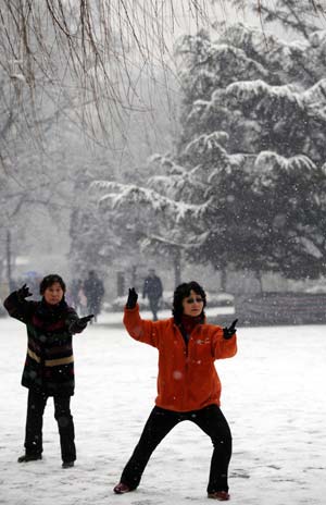 People play Taiji (shadowboxing) at the Yingze Park in Taiyuan, capital of north China&apos;s Shanxi Province, on February 8, 2009. A snowfall hit Taiyuan on Sunday.