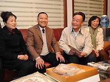 Wu Bangguo (2nd R), chairman of the Standing Committee of China's National People's Congress (NPC), who is also a member of the Standing Committee of the Political Bureau of the Communist Party of China Central Committee, talks with the family of Wang Mingji (2nd L) at his home in Yongfu Village, Jiaxing City, east China's Zhejiang Province, on February 6, 2009. Wu paid an investigation tour to Zhejiang Province from February 5 through 9.