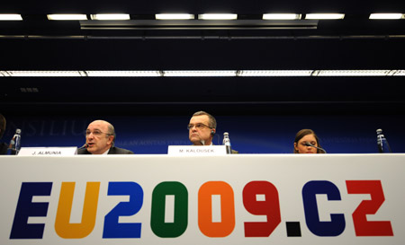 EU Commissioner for Economic and Monetary Affairs Joaquin Almunia (L) answers questions while EU's rotating country Czech's Finance minister Miroslav Kalousek (C) listens during a press conference after the EU Finance ministers meeting in Brussels, capital of Belgium, on February 10, 2009.