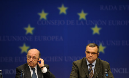 EU Commissioner for Economic and Monetary Affairs Joaquin Almunia (L) and EU's rotating country Czech's Finance minister Miroslav Kalousek attend a press conference after the EU Finance ministers meeting in Brussels, capital of Belgium, on February 10, 2009.