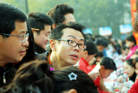 Migrant worker seek jobs on a job fair in Yichang, central China&apos;s Hubei Province, on February 12, 2009. With 300 companies offering over 12,000 vacancies for migrant workers, the job fair attracted over 10,000 migrant workers. 