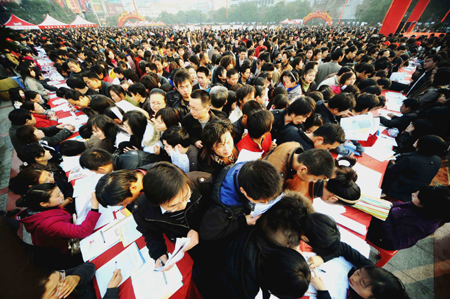 Migrant workers seek jobs on a job fair in Yichang, central China&apos;s Hubei Province, on February 12, 2009. 