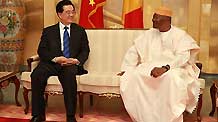 Chinese President Hu Jintao (L) meets with Malian President Amadou Toumany Toure in Bamako, Mali, on February 12, 2009.