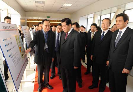 Jia Qinglin (C, front), chairman of the National Committee of the Chinese People's Political Consultative Conference, inspects a Taiwan-funded firm in southwest China's Chongqing, on February 11, 2009. 
