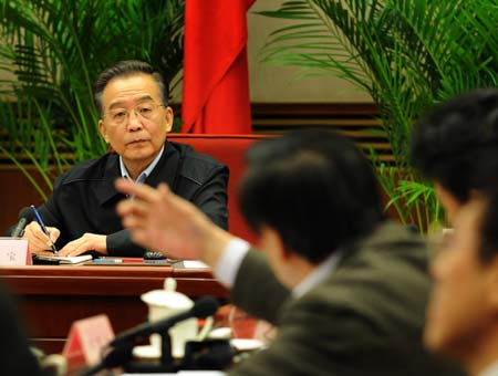 Chinese Premier Wen Jiabao (L, back) presides over a forum to get suggestions to improve the government work report from economic and social scholars in Beijing, capital of China, on February 9, 2009.