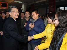 Chinese Premier Wen Jiabao (L) shakes hands with a student as he visits Nankai University in Tianjin, north China, on February 15, 2009. Premier Wen made an inspection tour in Tianjin on February 15-16.