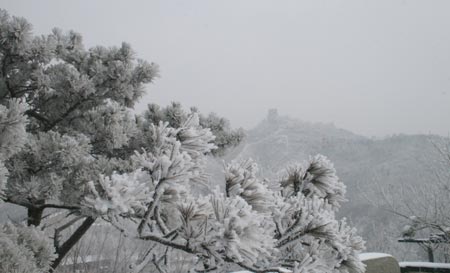 Photo taken on February 18, 2009 shows the snow-covered Badaling section of the Great Wall in Beijing, capital of China. The first snowfall hitting Beijing this year continued on Wednesday morning. 