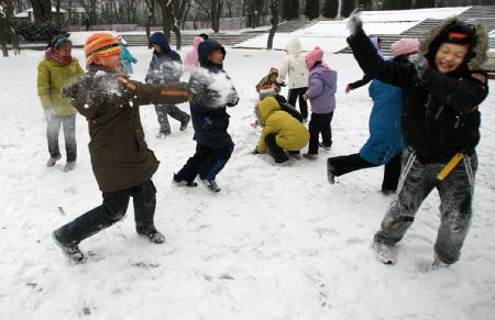 Chinese children play with snowballs after a winter snowfall in Dalian, northeast China's Liaoning Province, on February 18, 2009. Rain and snowfall have helped ease a severe drought in northern and eastern China. 