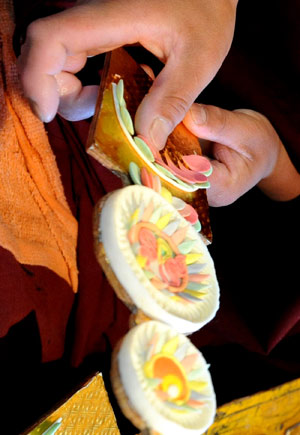 Tibetan lamas make colorful plates at a lama temple in Lhasa, capital of southwest China's Tibet Autonomous Region, on February 19, 2009. 