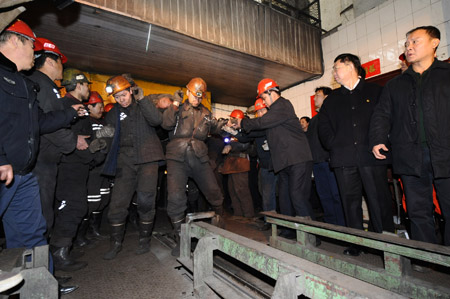 Rescue workers carry a body of a victim at a coal mine in north China&apos;s Shanxi Province, on February 22, 2009. More than 40 miners have died after a coal mine blast occurred at about 2:00 AM Sunday at the Tunlan Coal Mine of Shanxi Coking Coal Group in Gujiao City near Taiyuan, capital of north China&apos;s Shanxi Province, while rescuers are pulling out the trapped from the shaft, according to a rescuer at the site. 