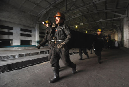 Rescue workers carry a body of a victim at a coal mine in north China&apos;s Shanxi Province, on February 22, 2009. More than 40 miners have died after a coal mine blast occurred at about 2:00 AM on Sunday at the Tunlan Coal Mine of Shanxi Coking Coal Group in Gujiao City near Taiyuan, capital of north China&apos;s Shanxi Province, while rescuers are pulling out the trapped from the shaft, according to a rescuer at the site. 