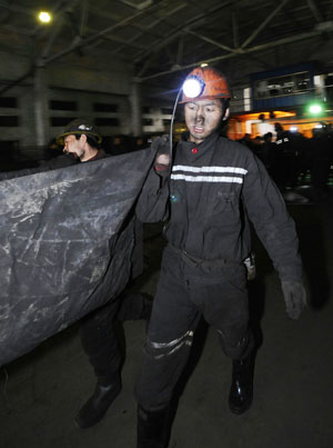 Rescue workers carry a body of a victim at a coal mine in north China&apos;s Shanxi Province, on February 22, 2009. More than 40 miners have died after a coal mine blast occurred at about 2: 00 AM on Sunday at the Tunlan Coal Mine of Shanxi Coking Coal Group in Gujiao City near Taiyuan, capital of north China&apos;s Shanxi Province, while rescuers are pulling out the trapped from the shaft, according to a rescuer at the site. 