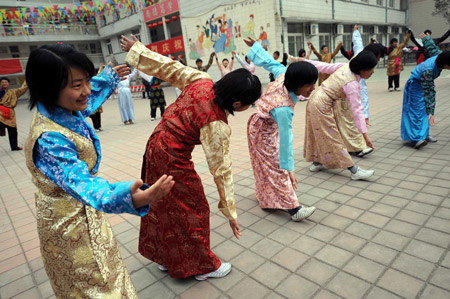 Tibetan students dance to celebrate the Tibetan New Year which falls on February 25 this year at Jinan Tibetan School in Jinan, capital of east China's Shandong Province, on February 24, 2009. 