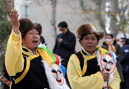 Actors perform Tibetan traditional dance to celebrate the Tibetan New Year in Longwangtan Park in Lhasa, capital of southwest China's Tibet Autonomous Region, on February 25, 2009.