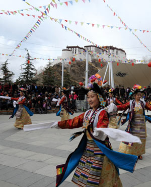 Actresses perform Tibetan traditional dance to celebrate the Tibetan New Year in Longwangtan Park in Lhasa, capital of southwest China's Tibet Autonomous Region, on February 25, 2009. 