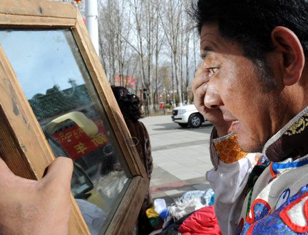 An actor prinks before Tibetan traditional performance to celebrate the Tibetan New Year in Longwangtan Park in Lhasa, capital of southwest China's Tibet Autonomous Region, on February 25, 2009.