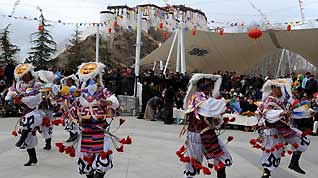 Actors perform Tibetan traditional dance to celebrate the Tibetan New Year in Longwangtan Park in Lhasa, capital of southwest China's Tibet Autonomous Region, on February 25, 2009.