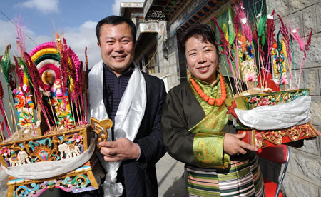 Liu Shengjie (L), a cadre from Beijing, celebrates the Tibetan New Year with his Tibetan friend in Lhasa, capital of southwest China's Tibet Autonomous Region, on February 26, 2009, the second day of the 'earth ox' year on the Tibetan calendar. Officials coming from interior areas to aid the region celebrated the Tibetan New Year together with local Tibetans.